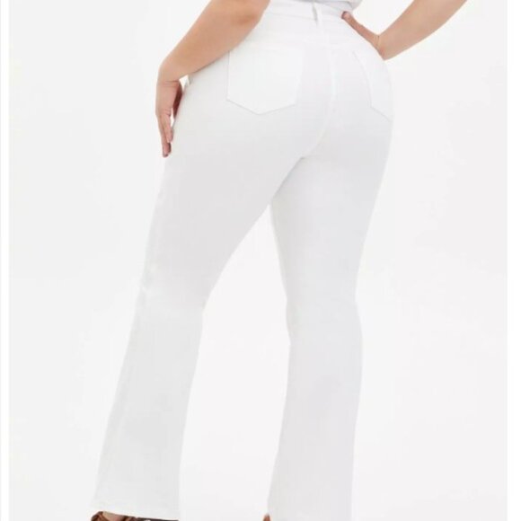 torrid Brand White Mid-Rise Flare Super Soft Jeans Size 18S Short Button Fly - Picture 3 of 6
